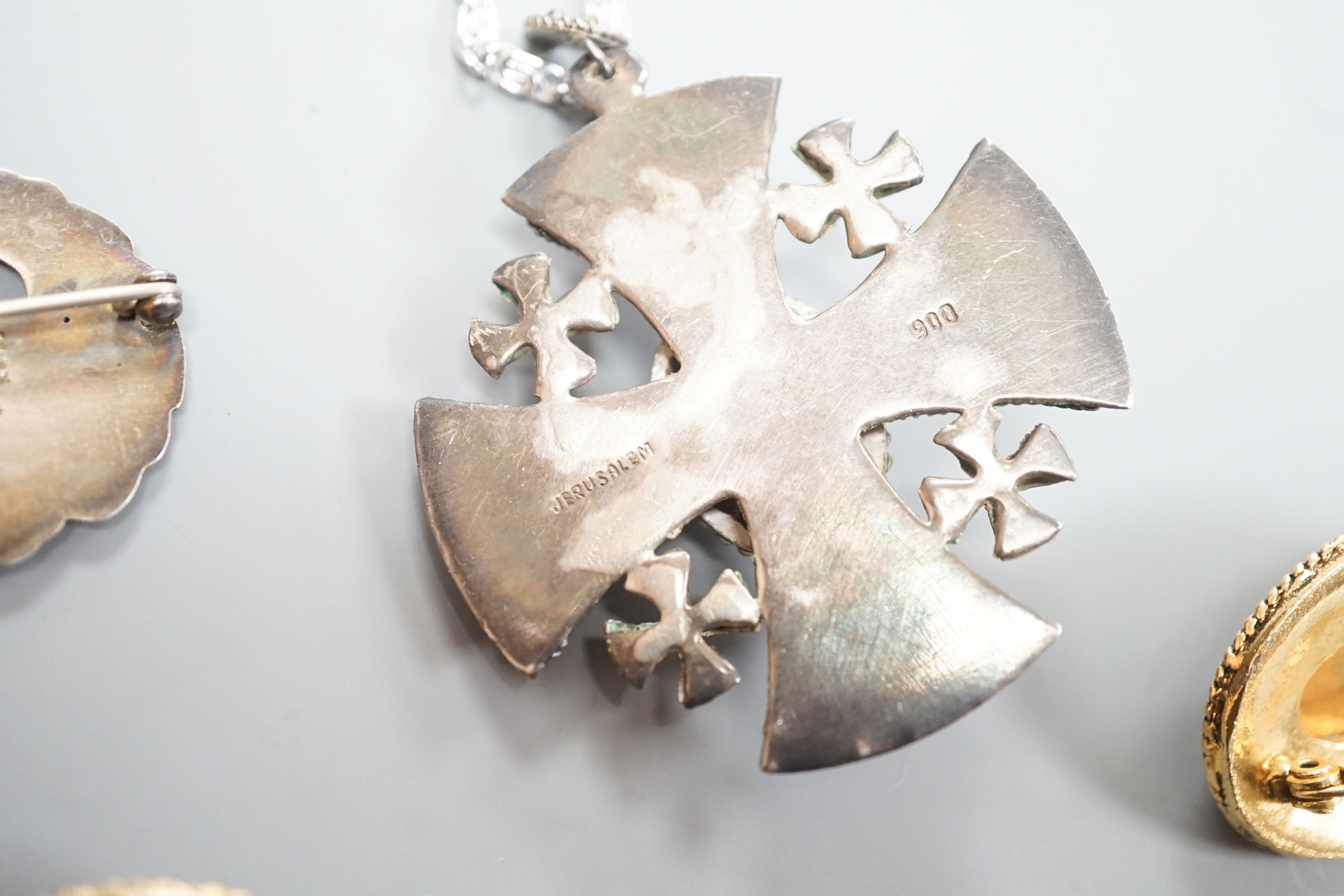 A George Jensen sterling dove and wreath brooch, no. 134, 29mm and minor costume jewellery.